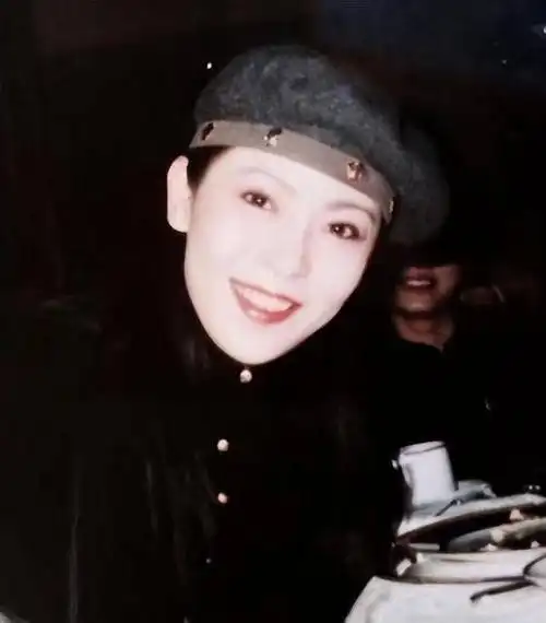 向太陈岚如今肥肥胖胖的,年轻时却是大美女,跟关之琳合照都不输