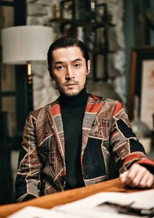 胡歌长发胡渣成雅痞帅大叔,雕塑外貌优势尽显,形象颠覆得太彻底_造型