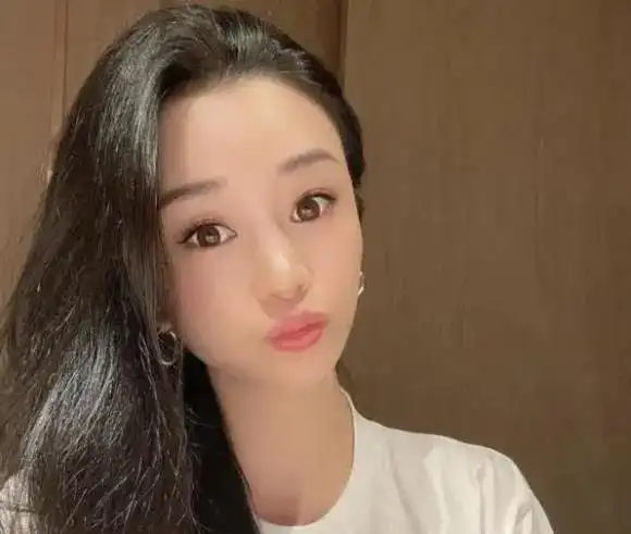 吴秀波前女友陈昱霖高调庆生容貌大变样消费水平也跟着降了