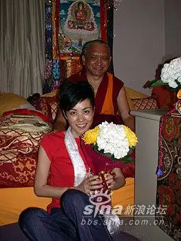 王菲20大双手合十求佛照曝光(组图)