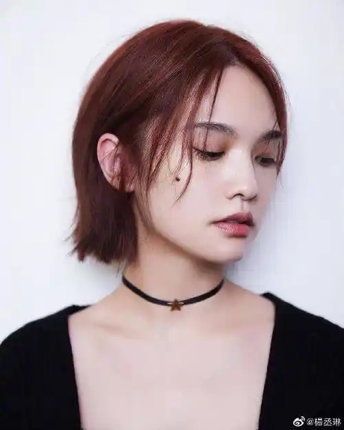 杨丞琳晒中长发造型,带绿棕色美中带飒,网友:有点乌梅子酱_感觉_发型