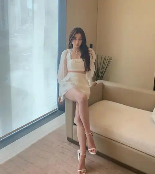 老天吻了虞书欣的脸,却给她一双"埃及脚",穿高跟鞋后太真实了