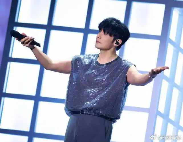 老李你好会准备惊喜 李荣浩手臂肌肉好绝啊 建议以后每场都穿深v