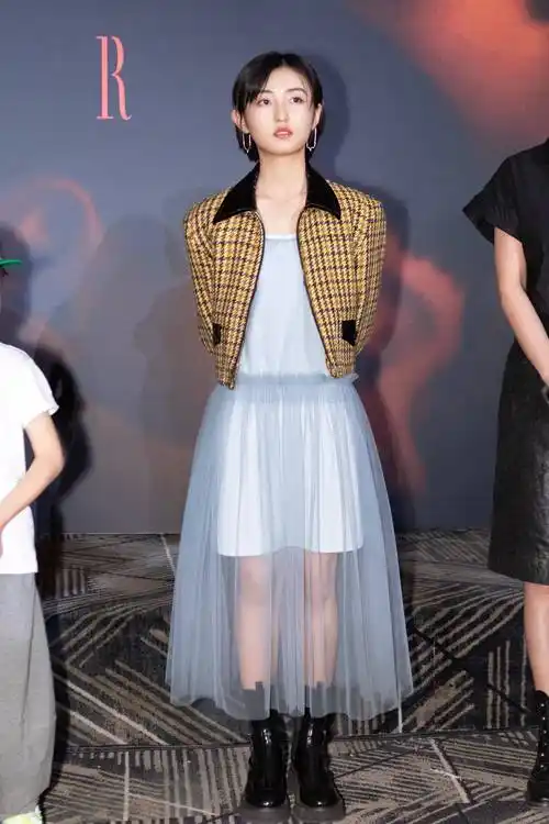 张子枫终于长大了,宽松男友风造型机场亮相,肩膀开口潮流设计_国民