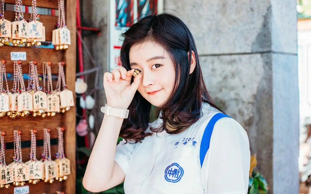 可爱俏皮美女户外写真图片桌面壁纸