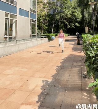 肉都长在该长的地方在增肌的同时控制体脂每天至少撸铁有氧两小时她