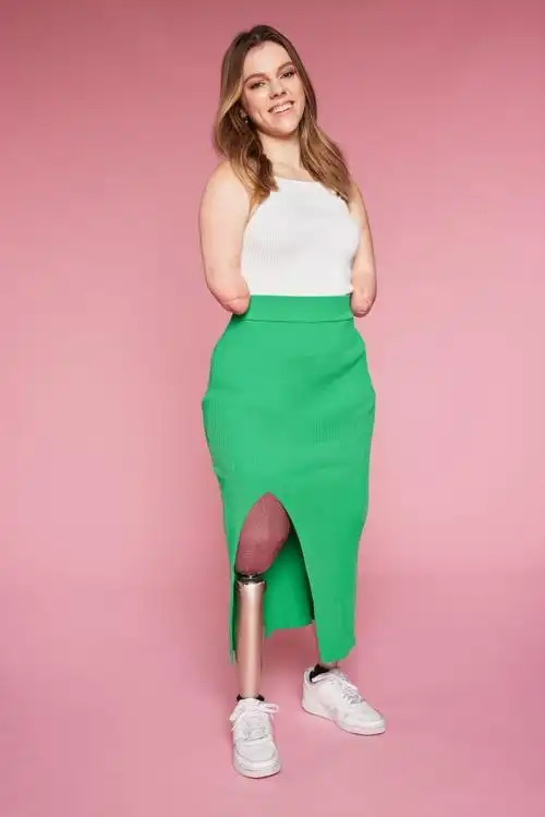 英国四肢截肢少女凭借美妆教程获80万粉丝身残志坚好榜样