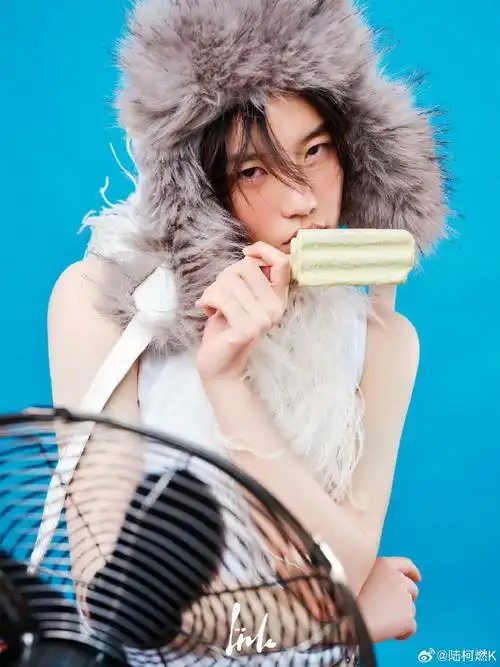 陆柯燃粉色鱼鳞片上衣##陆柯燃路演生图状态