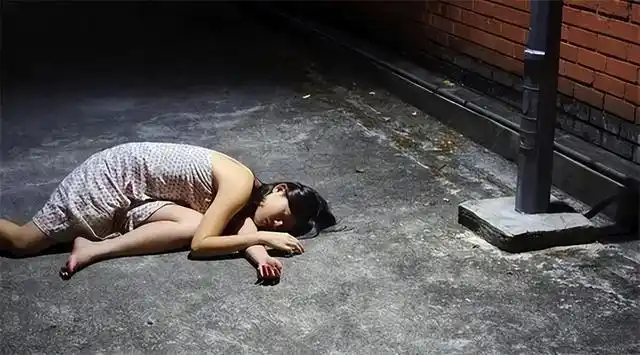 纪实:醉酒女倒在路边,流浪汉以为是硅胶娃娃,最后引发悲剧