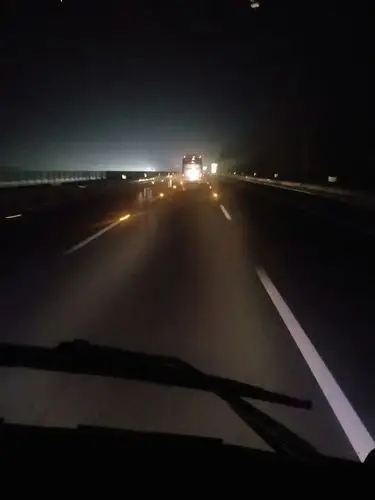 大巴车连夜奔行在去往南通的高速路上.