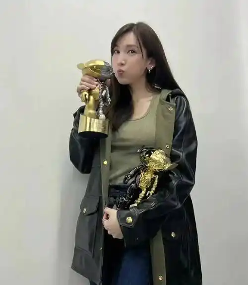 陈若仪被吐槽跟林志颖不熟,夫妻合影很生疏,丈夫在人前不顾妻子_和林