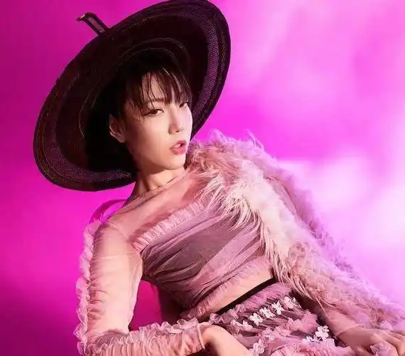 吴莫愁穿回淑女装美若天仙,清新优雅认不出,化了淡妆成高级脸!