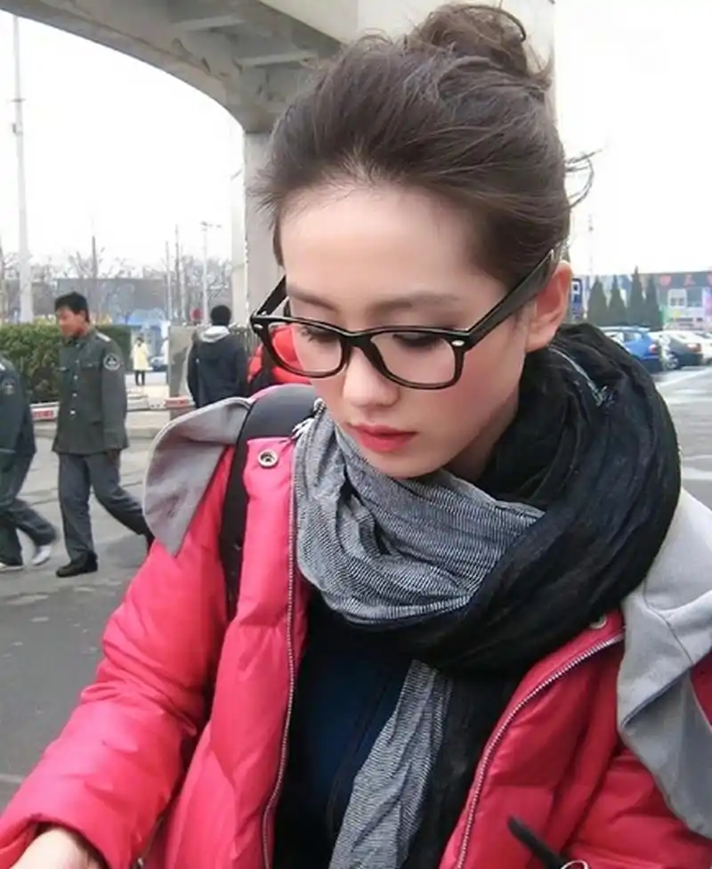 这些老照片中,刘诗诗的造型和气质都显得十分清新自然.