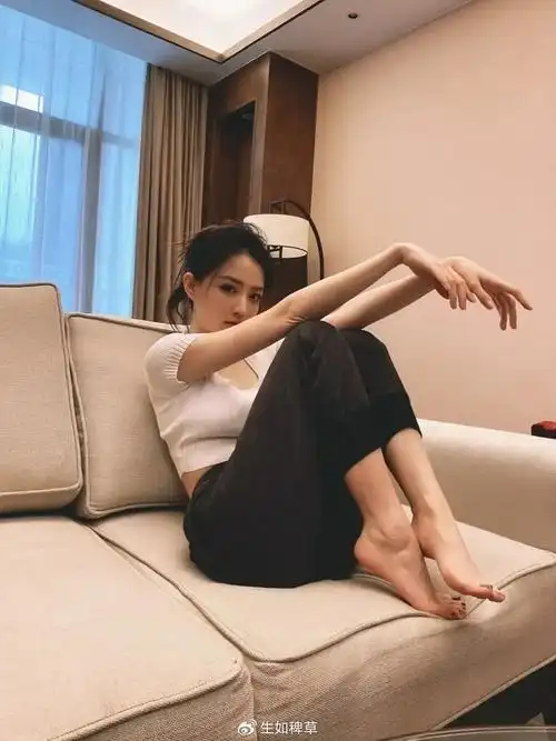 婚纱周审美革命!徐璐166cm软肉感身材,20斤礼服穿出圣洁人间气