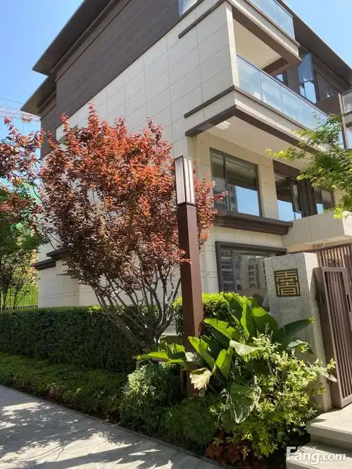 西二环上 龙湖别墅 5层空间才270万一套 一个字安逸球赠送大花园270万