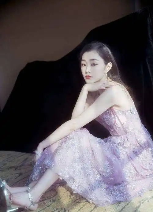 终于搞到宋轶"美白秘籍"了,手肘也涂身体乳,难怪她白到发光_皮肤_戚薇