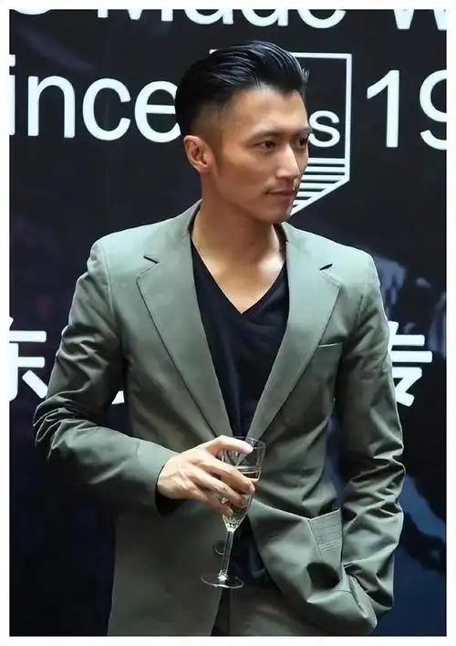 谢霆锋退出加拿大国籍花了多少钱就想堂堂正正的做一个中国人