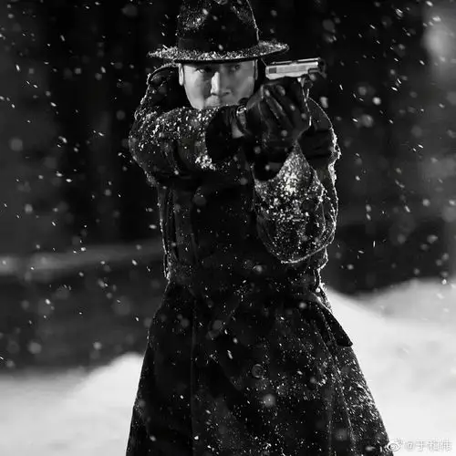 于和伟晒悬崖之上角色剧照雪中持枪身姿矫健