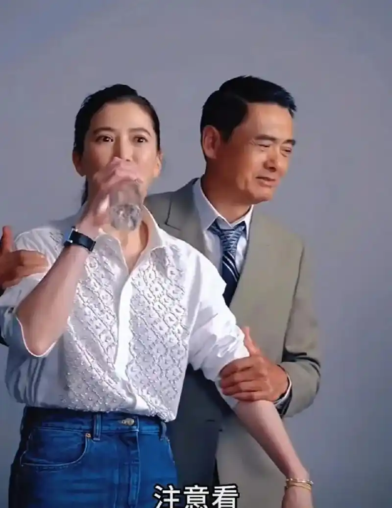 当袁咏仪和周润发在台上时,方中信上台并要与两人合影.