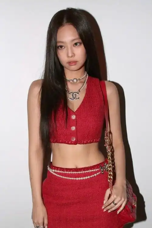 周造型好看吗#jennie巴黎时装周造型很有自己的风格,显得身材更好了