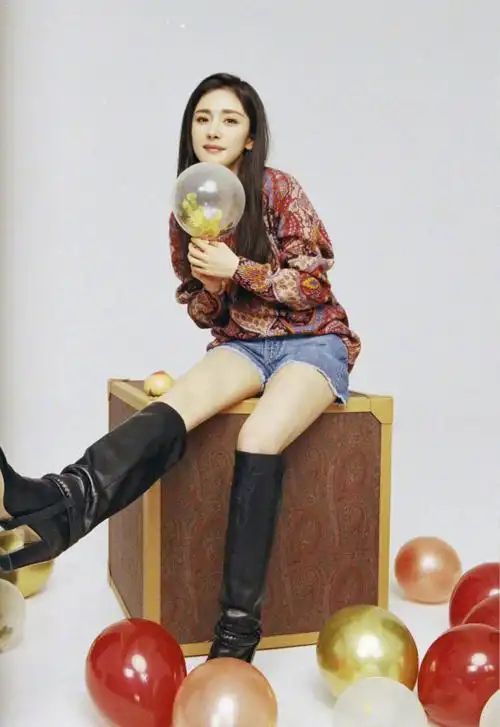 杨幂晒35岁生日照印花上衣搭配牛仔裤半个娱乐圈都在祝福