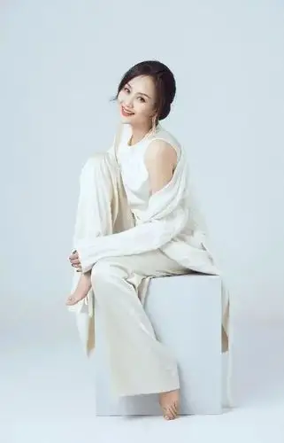 原创52岁李颖冻龄不改一袭白衣笑颜如花不愧是最美挂历女郎