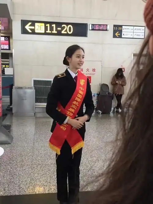 是我见过最好看的地勤小姐姐.在重庆机场.  显示全部
