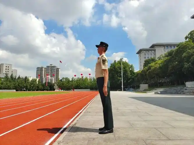 口令:立正立正是军人的基本姿势,是队列动作的基础.