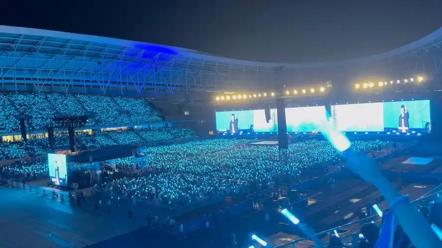 五月天武汉演唱会万人合唱干杯