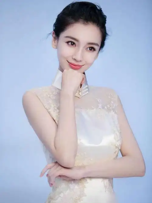 黄晓明是这次唯一一位连续捐款五次的男明星,第一次20万,第二次80万