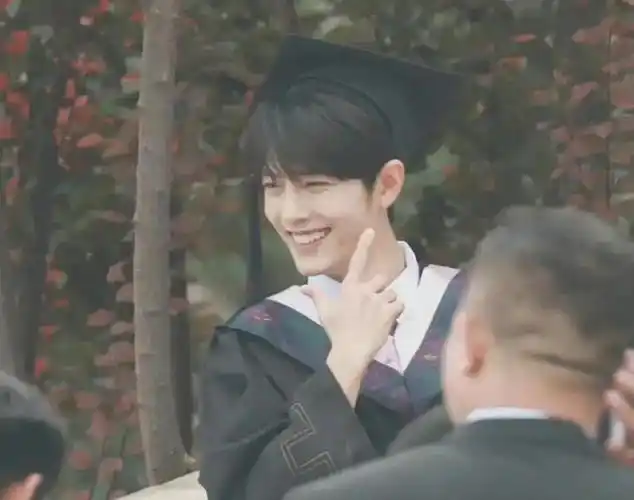 近日,细看肖战和宋祖儿的校园风照片,不得不感慨,俊男靓女真好看,文艺