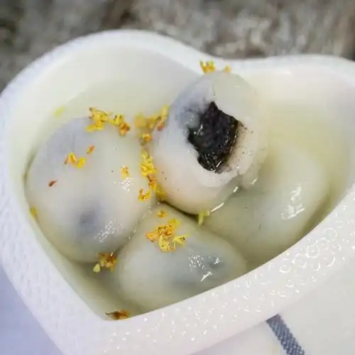 靴子熊猫做的冬日的暖心大白—汤圆