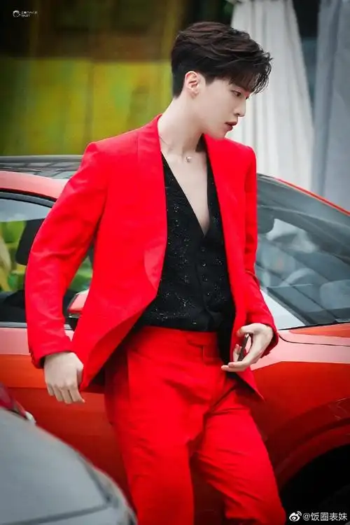 范丞丞红色西装造型