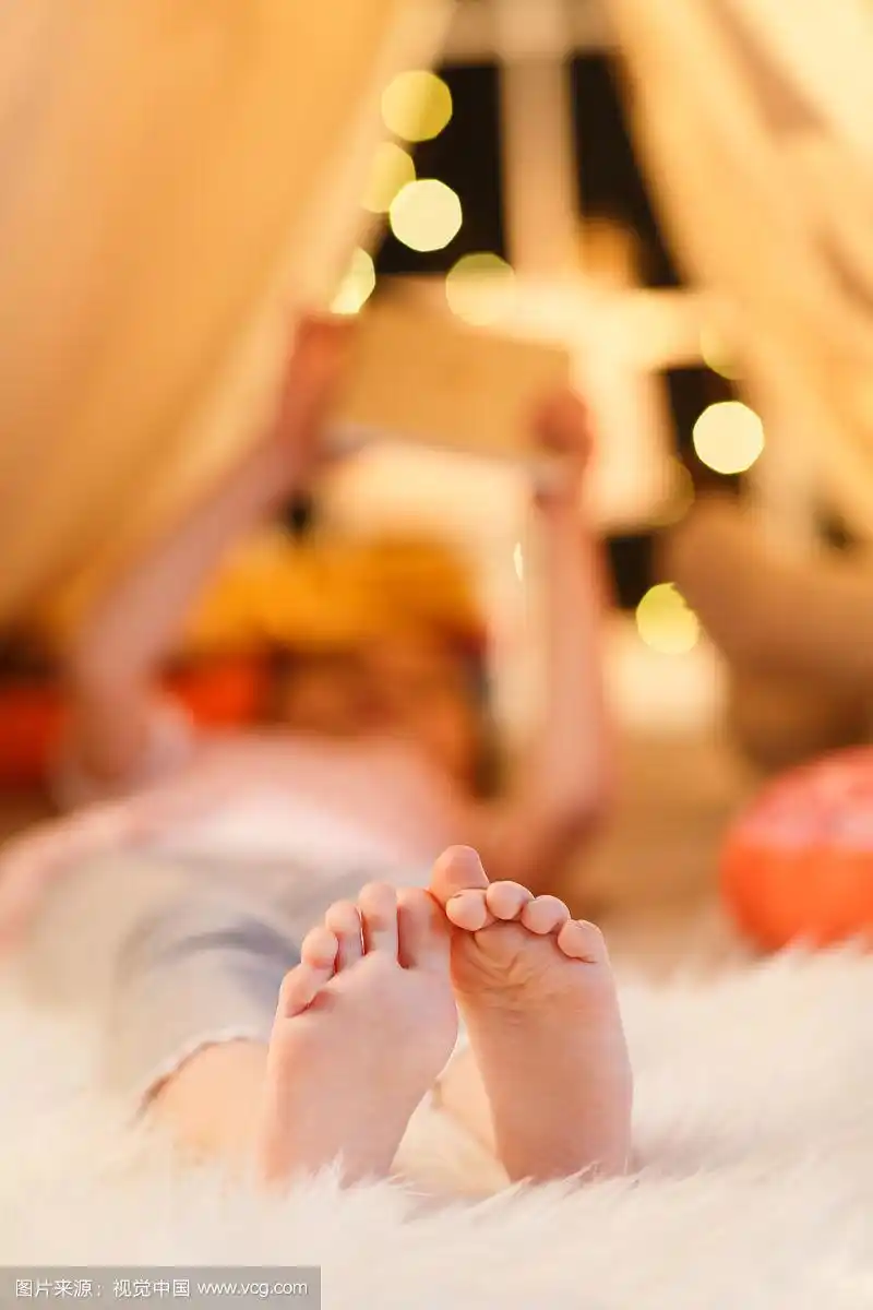 小女孩的脚丫
