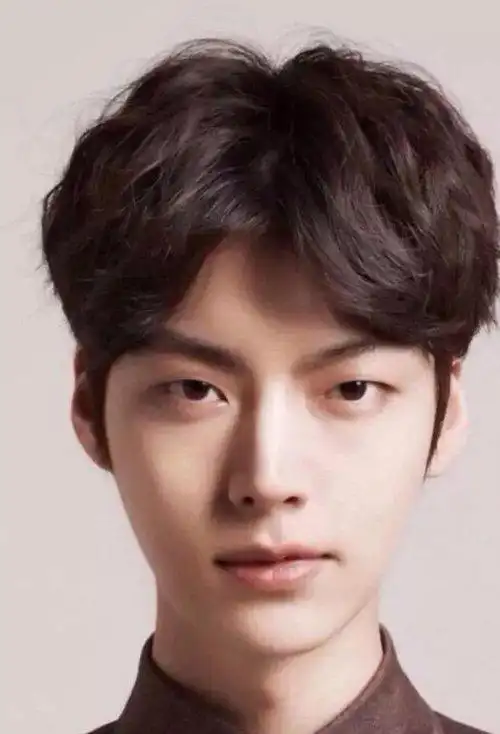 男生中分短头发发型图 阳光帅酷的卷发造型大全