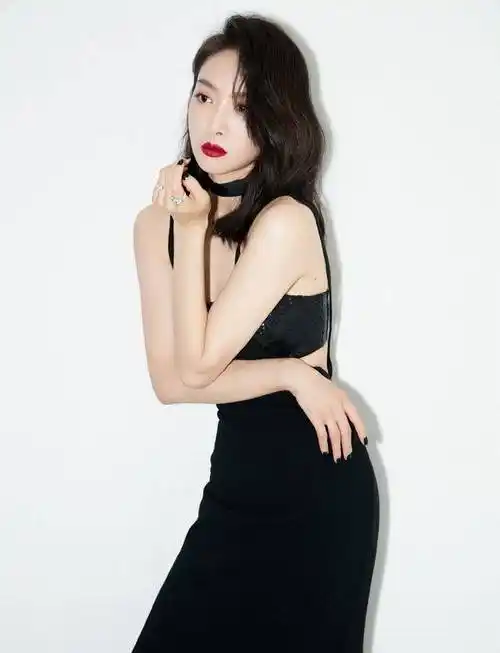 原创宋茜34岁到底有多媚穿肚兜裙秀美背裙摆时尚到大腿也不怕