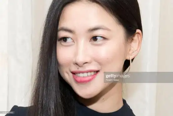 脸上有痣太丑?那是你没见过朱珠的"媒婆痣",直男看了也喜欢插图1