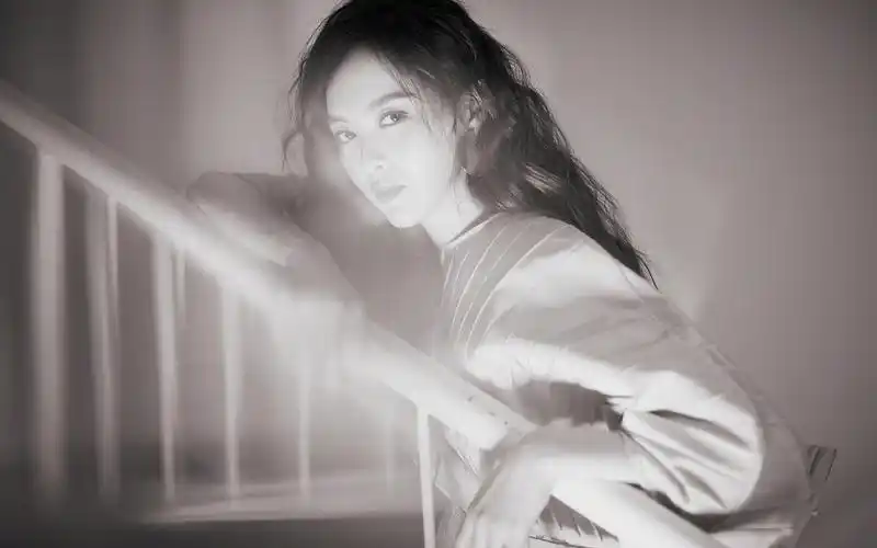 电脑壁纸 明星 大陆明星 气质御姐女神唐嫣黑白写真