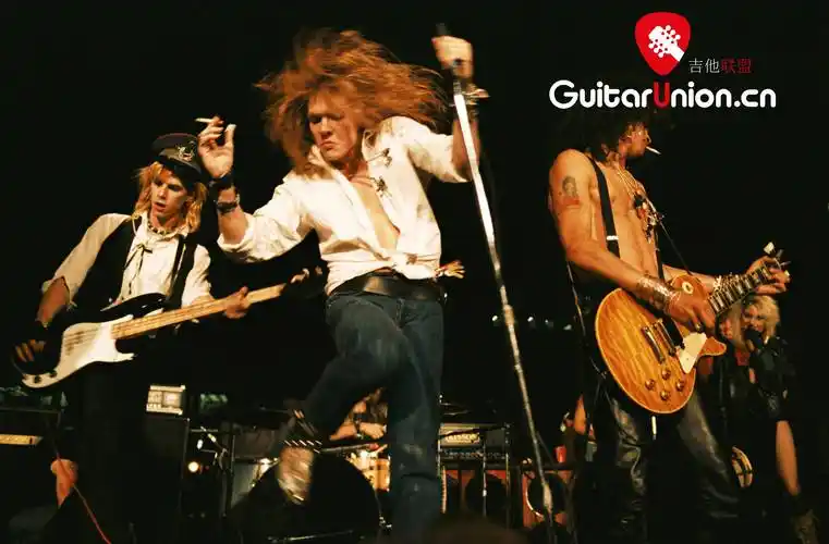 枪炮与玫瑰乐队的音乐最初是基于布鲁斯摇滚乐,与流行金属相比更为