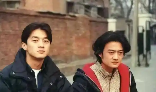 陈建斌大学旧照流出,李亚鹏"光芒"难掩,难怪王菲周迅为其倾心