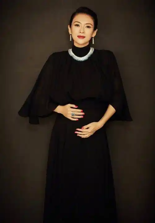 章子怡出席东京电影节,承认怀二胎,一袭黑纱气场全开秒杀李沁_造型_一