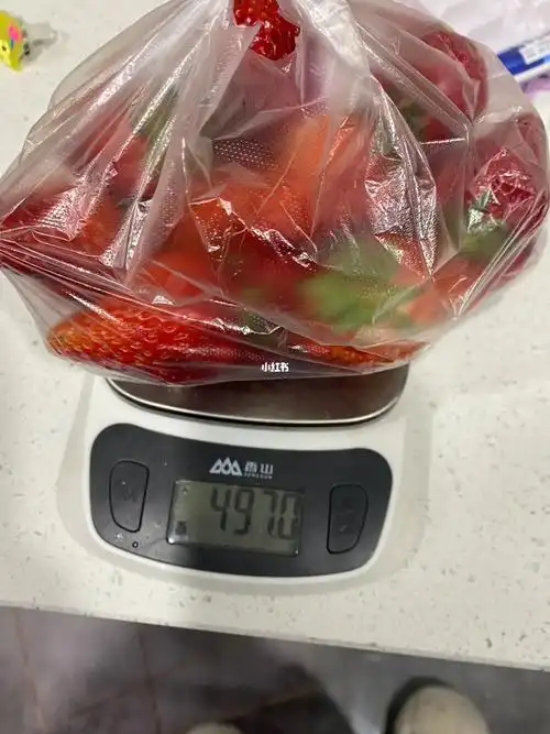 路边摊小贩缺斤短两!