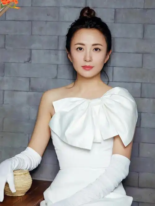 杨童舒优雅美照,楚楚动人!__财经头条