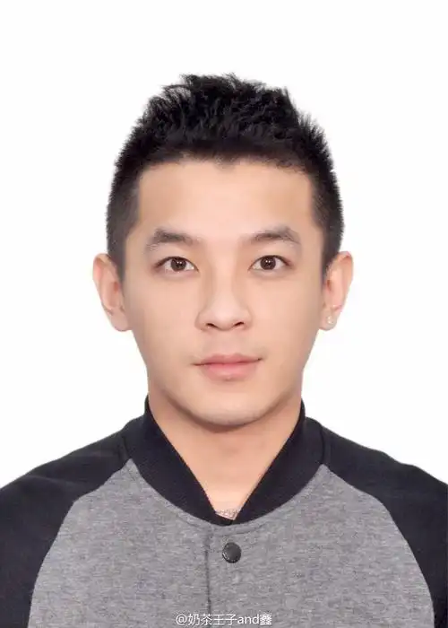 ps中如何将其他衣服换成蓝底白衬衫证件照如下图我想知道详细步骤谢谢