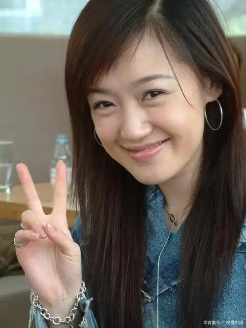 45岁薛佳凝近照曝光!胡歌前女友仍似少女,身边放佛珠已皈依佛门