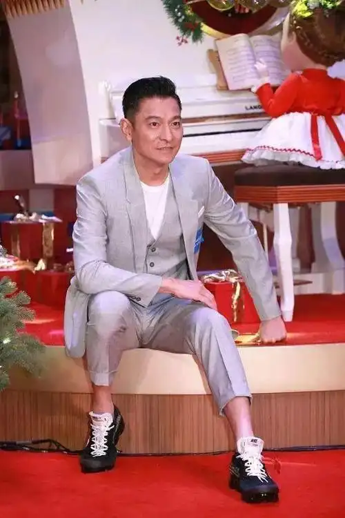 刘德华上身lv,off-white64西装,穿三原康裕?华仔原来也是鞋狗.