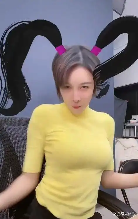 拍摄过程中,张蓝心问成龙:"兄弟,你为什么要做这个动作?