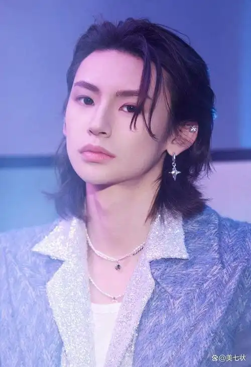 "小鬼"王琳凯被拍到乱扔烟头后道歉,这些明星也乱扔过烟头