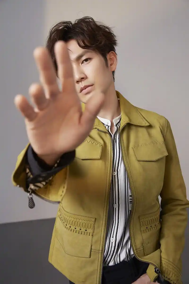 【来一波帅气小哇来提神醒脑】钟汉良 曝光最新杂志封面大片,完美hold