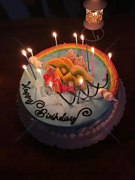 黑暗中点燃蜡烛的生日蛋糕